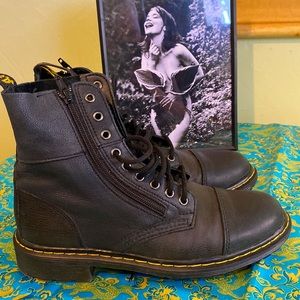 Dr Martens / Doc Martens Denton leather combats.